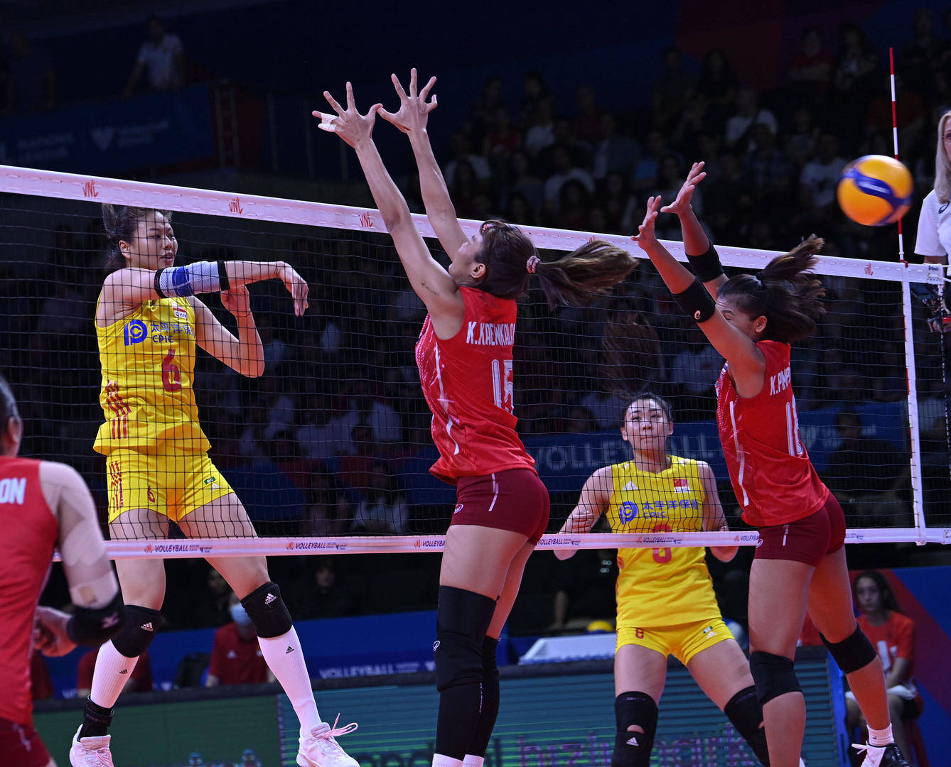 泰国队逆转印度队，安赛龙扛起全队