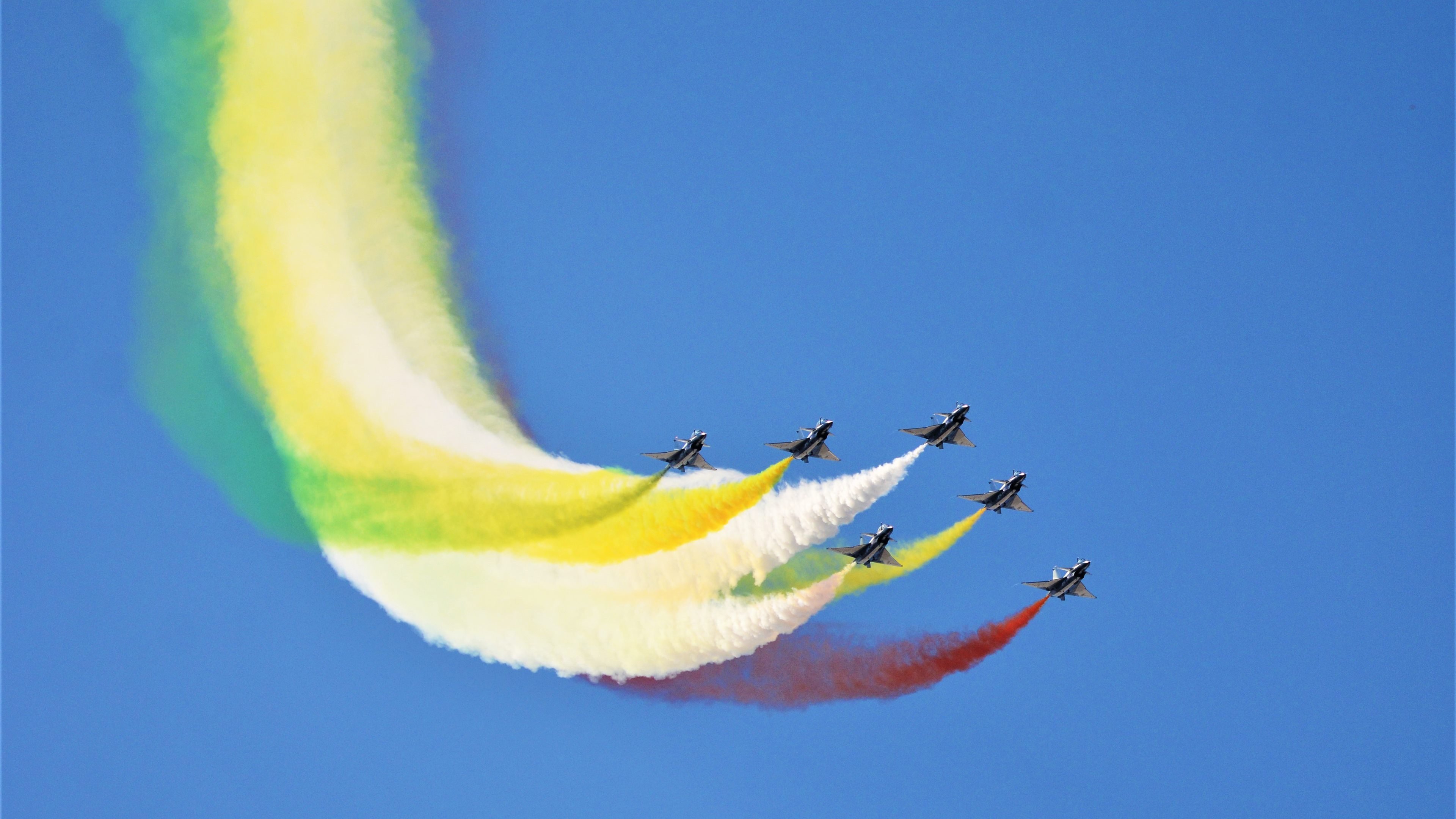 佩雷兹，从僚机到手术刀，一场超车如何切割了F1的权力猜想？