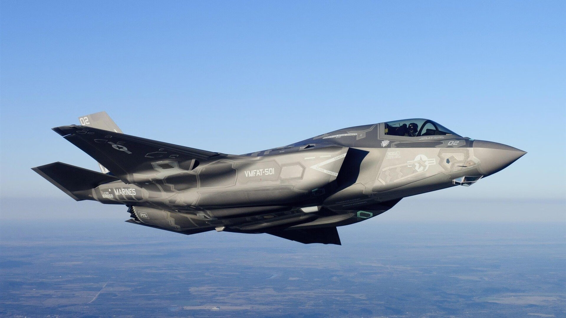 爱游戏官方-欧冠决赛之夜，当解说员颤抖着呐喊—爱德华兹，他点燃了整座温布利！