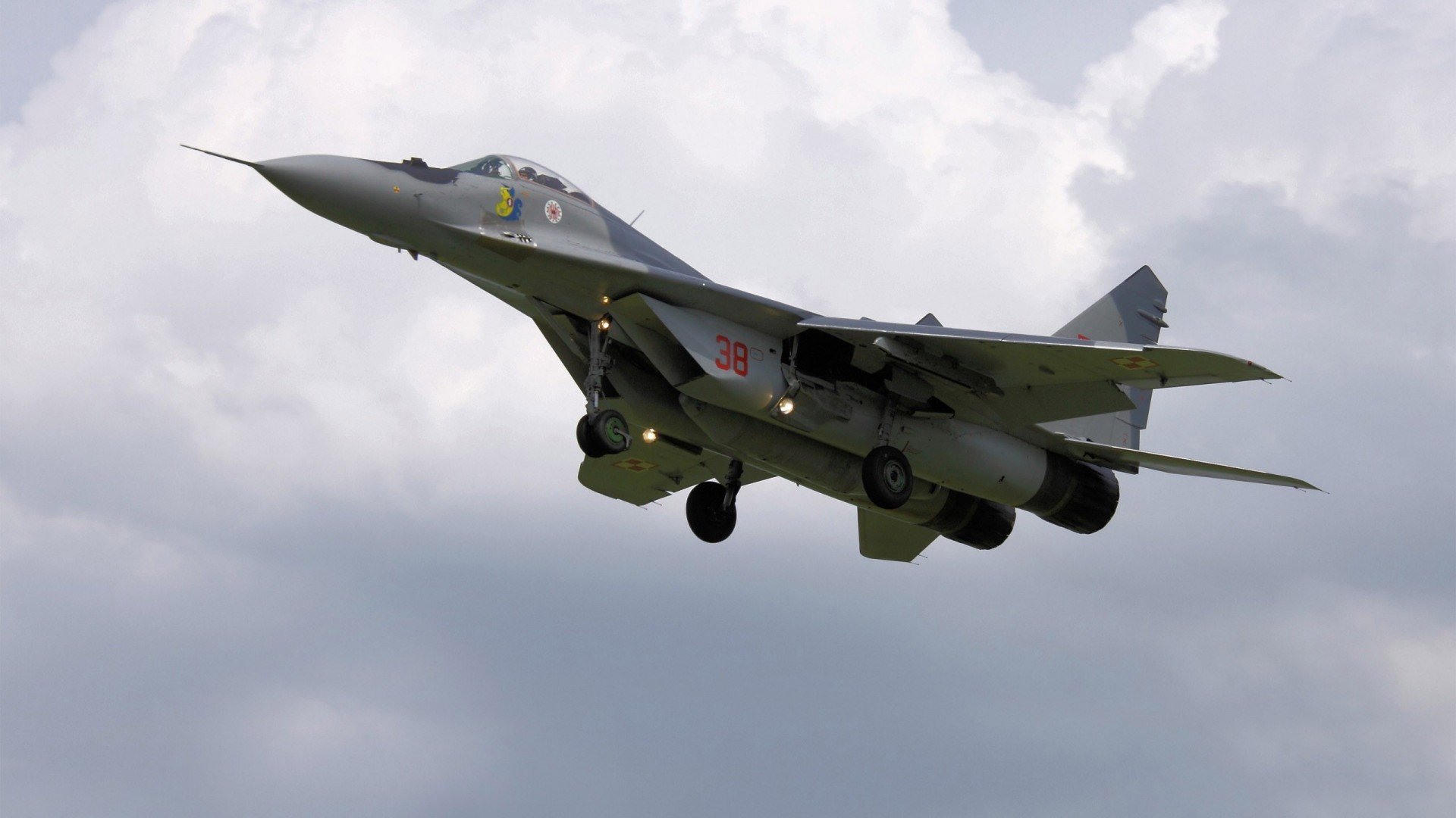 终极变奏，F1街道赛的轮胎交响曲与橄榄球场的黑潮革命