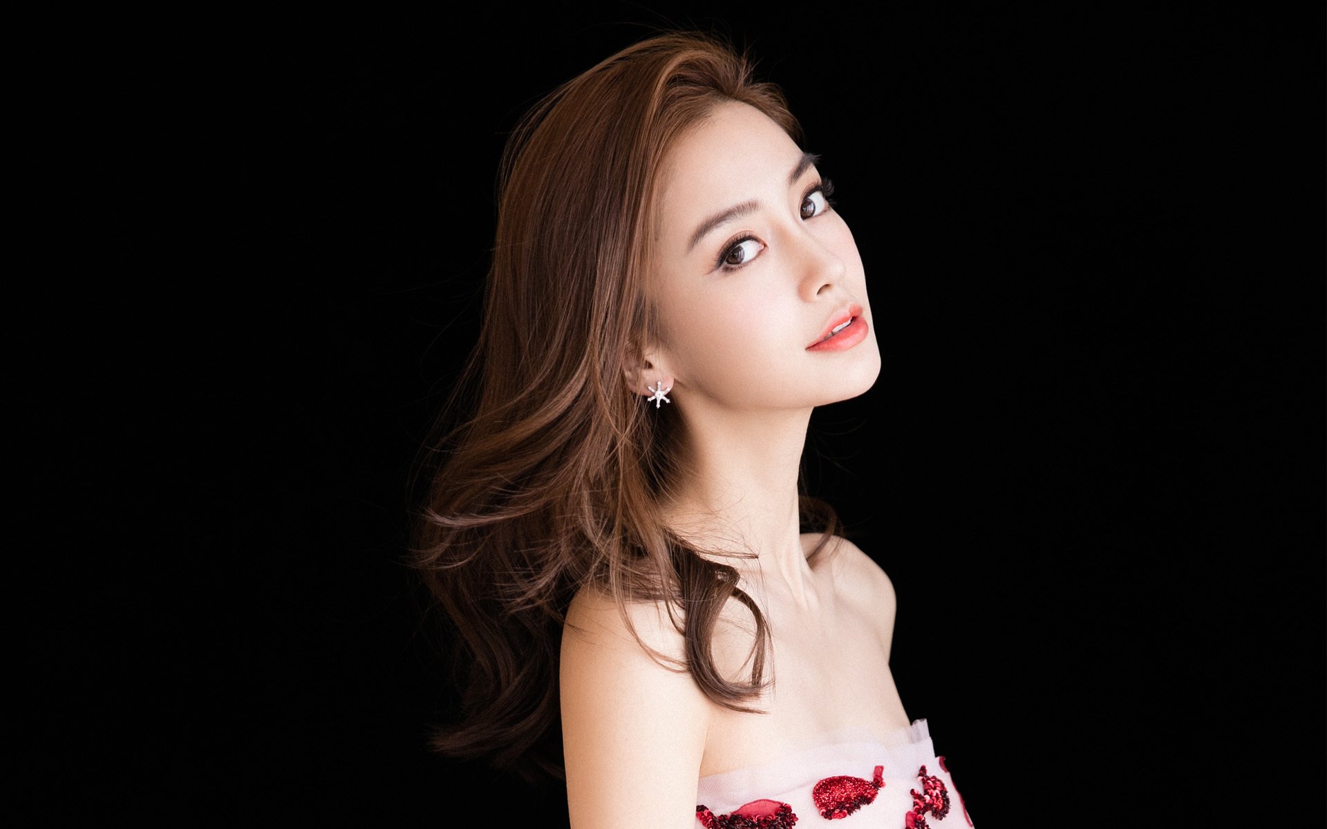 爱游戏官方-两场赛道的狂想，上海F1雷鸣与基多雨战中的命运交错